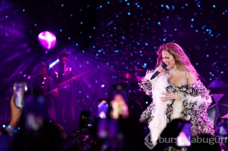 Jennifer Lopez evliliği sonrası ilk defa sahneye çıktı