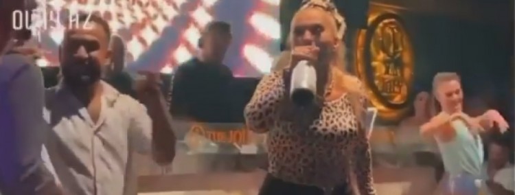 Demet Akalın, beğenmediği şampanyayı garsonun üzerine döktü