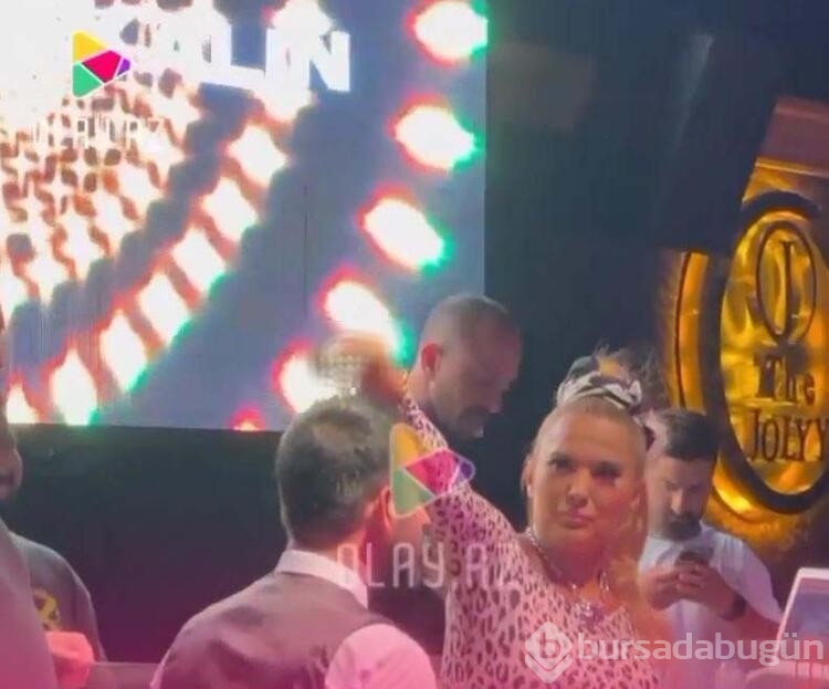 Demet Akalın, beğenmediği şampanyayı garsonun üzerine döktü