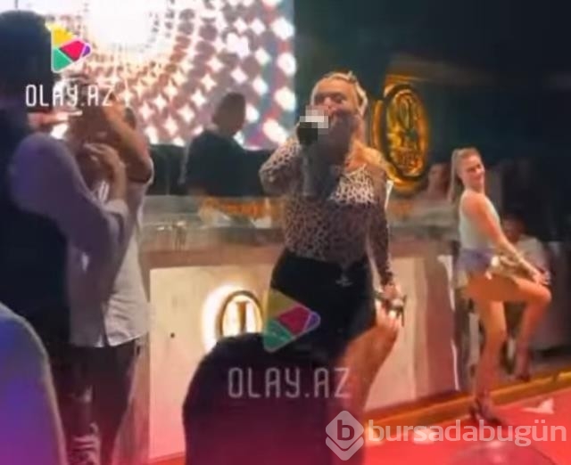  Demet Akalın, beğenmediği şampanyayı garsonun üzerine döktü