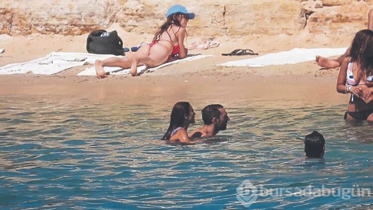 Merve Oflaz ve sevgilisi plajda aşka geldi