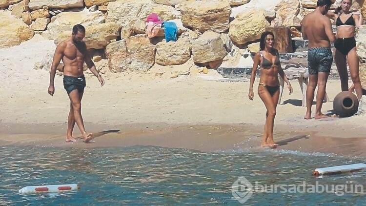 Merve Oflaz ve sevgilisi plajda aşka geldi
