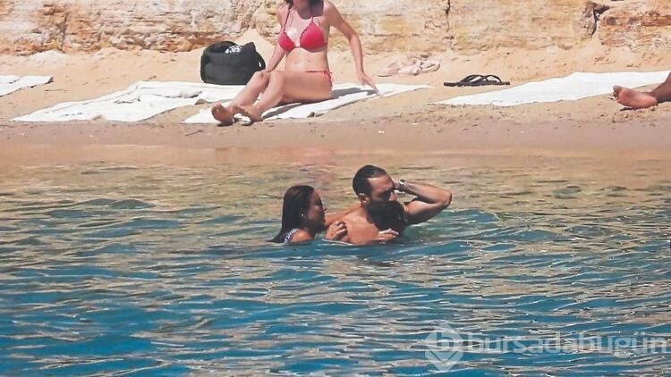 Merve Oflaz ve sevgilisi plajda aşka geldi