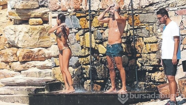 Merve Oflaz ve sevgilisi plajda aşka geldi