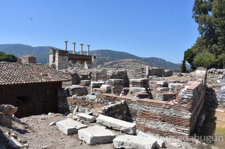 İzmir Ayasuluk kazılarında yeni iskeletler bulundu