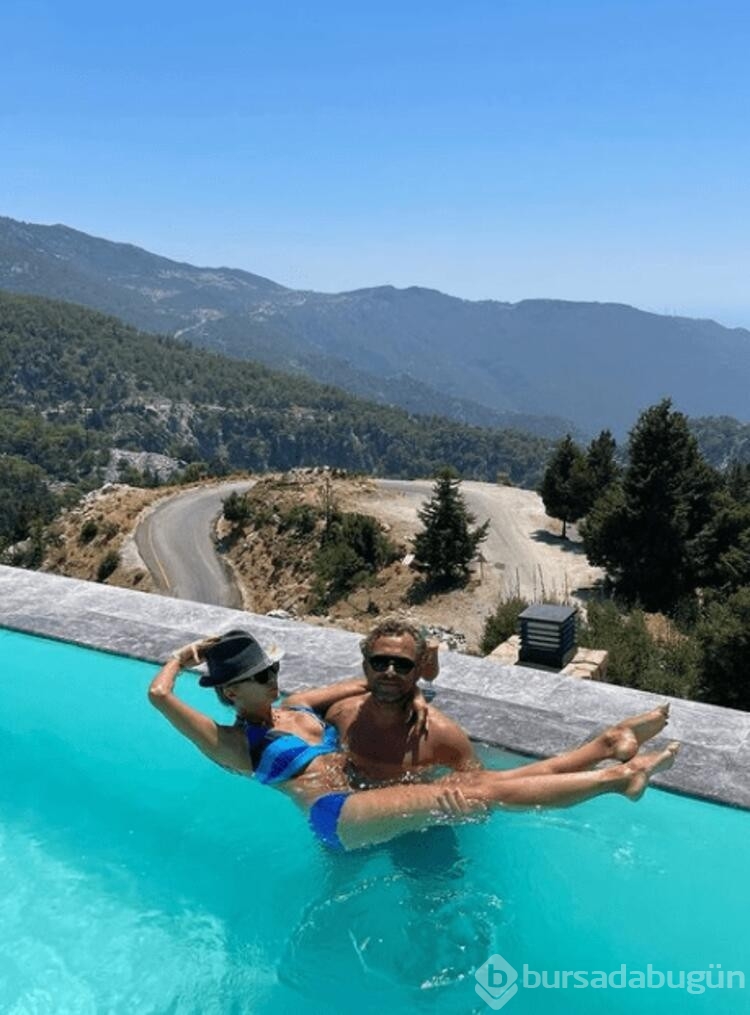 Havuzda, plajda gözler İvana'da