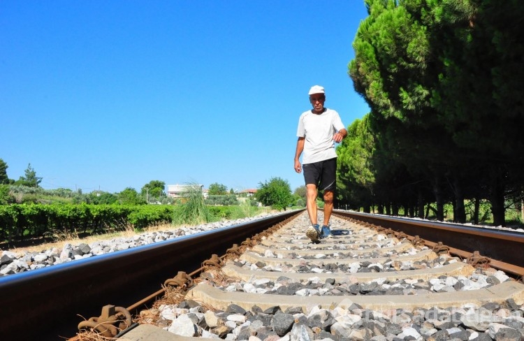 Her gün 20 kilometre yürüyüp kaplumbağaları kurtarıyor