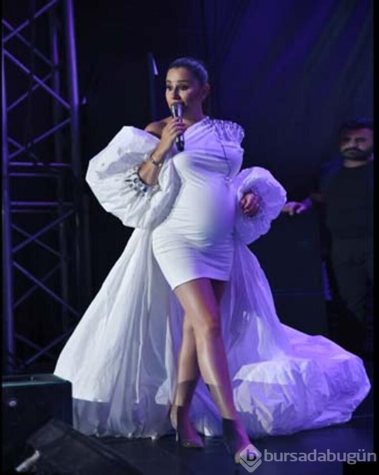 Merve Özbey'den karnı burnunda konser