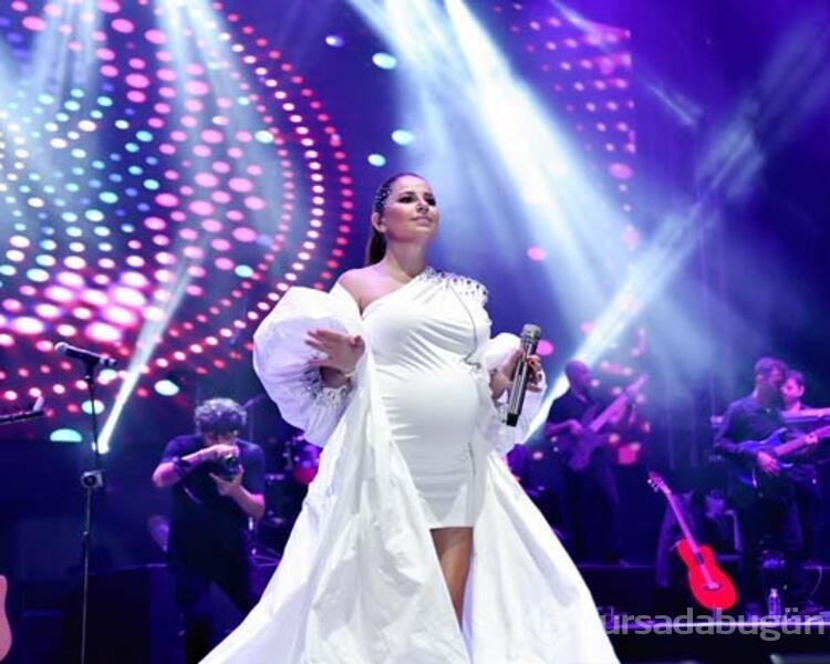 Merve Özbey'den karnı burnunda konser