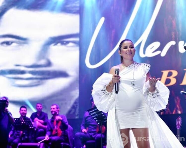 Merve Özbey'den karnı burnunda konser