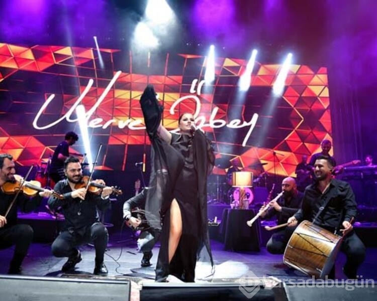 Merve Özbey'den karnı burnunda konser