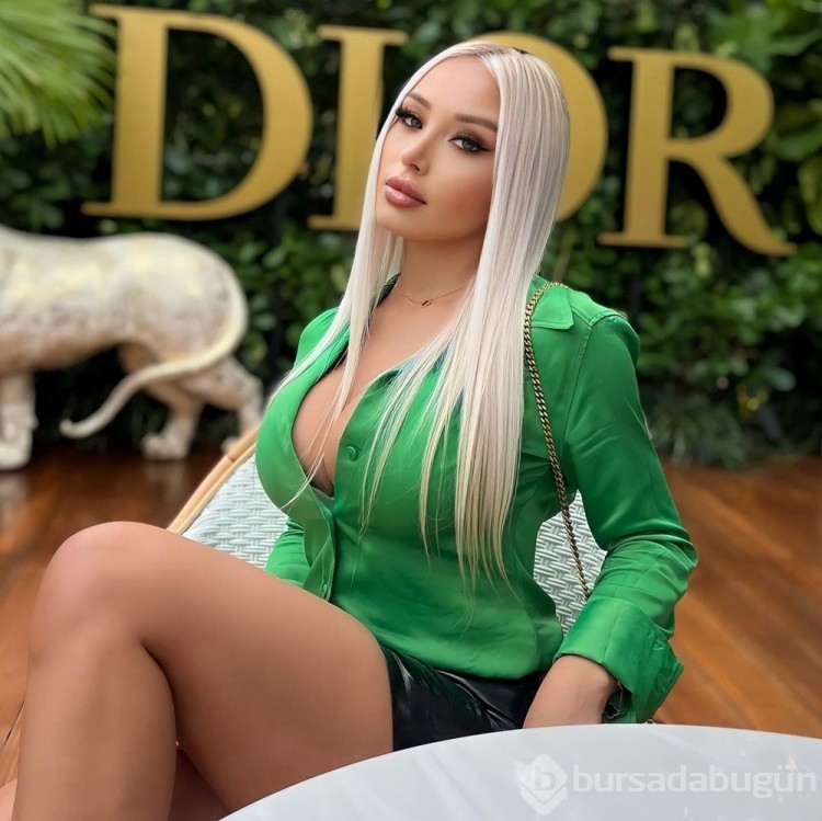 Model Daniella Chavez, taraftarı olduğu takımı alıyor
