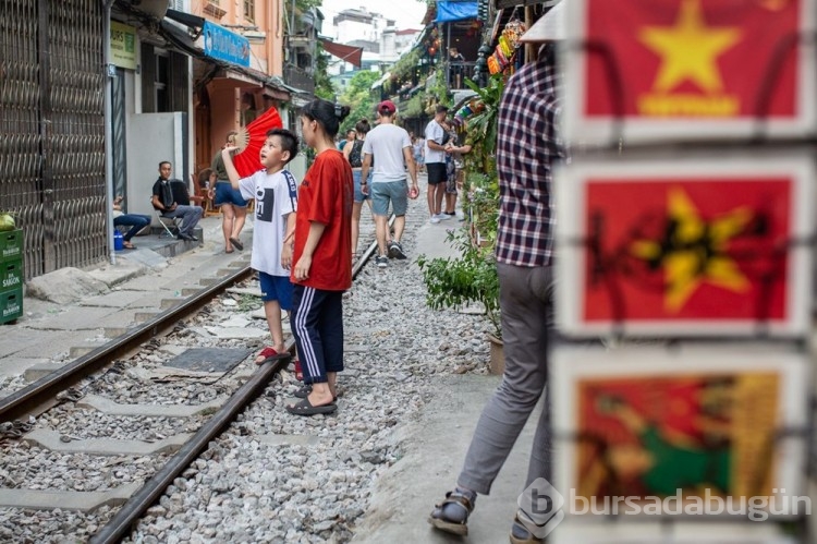 Bir başka sokak: İçinden tren geçiyor