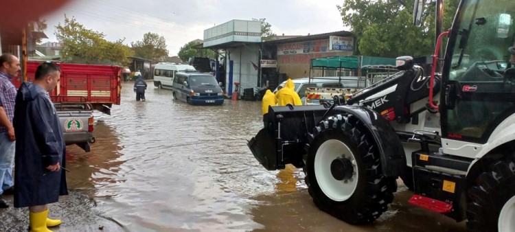 Bursa, İzmir ve Çanakkale'de sağanak etkili oldu