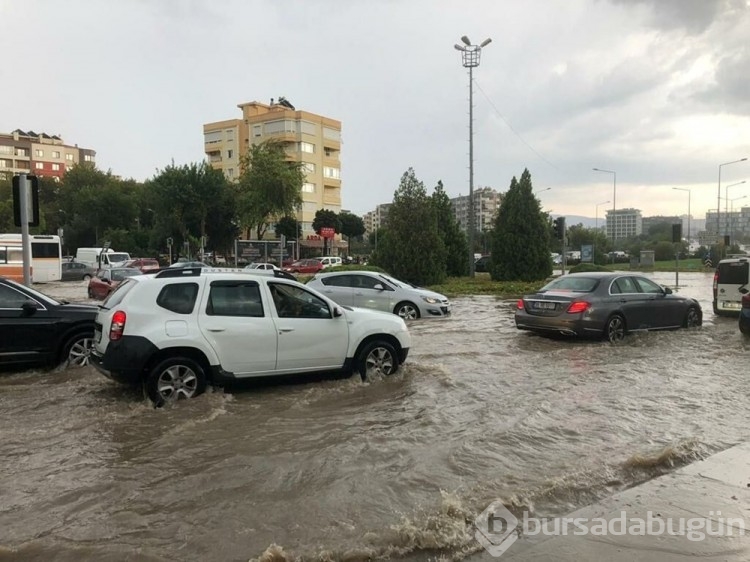 Bursa, İzmir ve Çanakkale'de sağanak etkili oldu