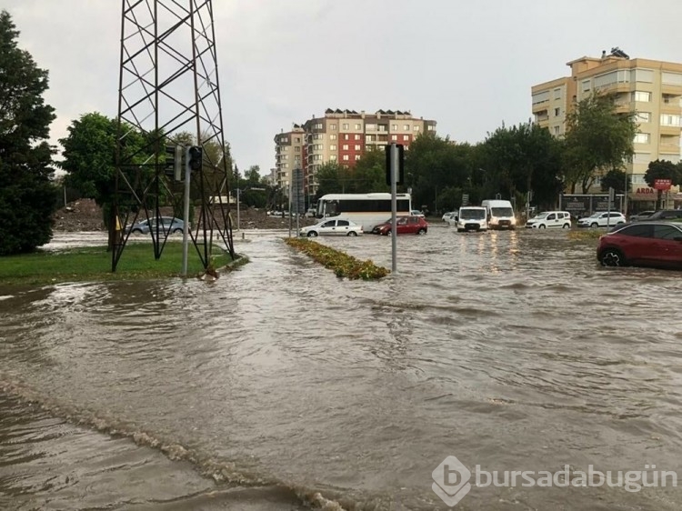 Bursa, İzmir ve Çanakkale'de sağanak etkili oldu
