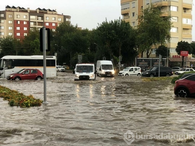 Bursa, İzmir ve Çanakkale'de sağanak etkili oldu