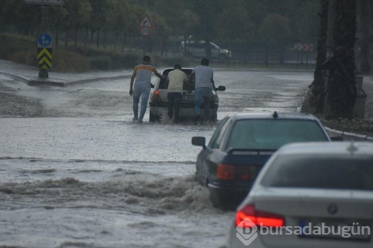 Bursa, İzmir ve Çanakkale'de sağanak etkili oldu