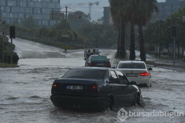 Bursa, İzmir ve Çanakkale'de sağanak etkili oldu