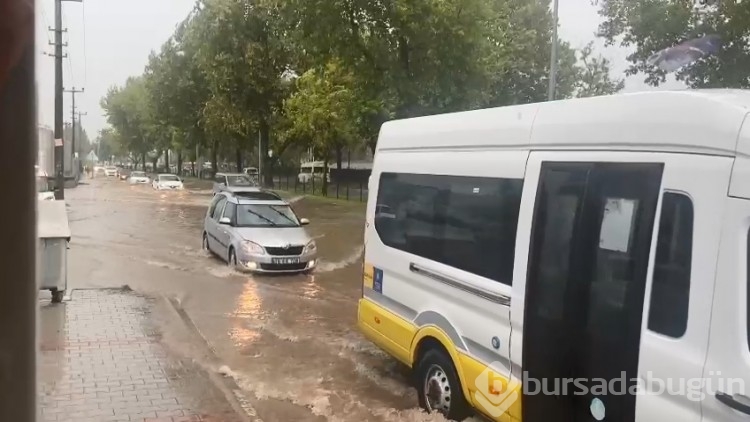 Sağanak yağış Bursa'yı etkisi altına aldı