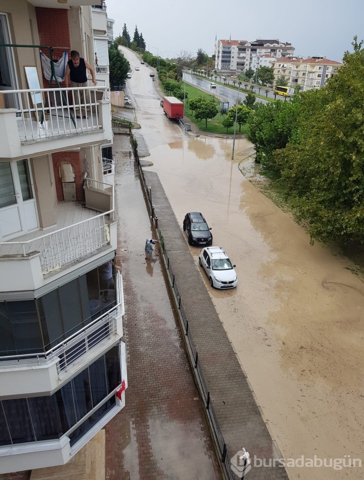 Sağanak yağış Bursa'yı etkisi altına aldı
