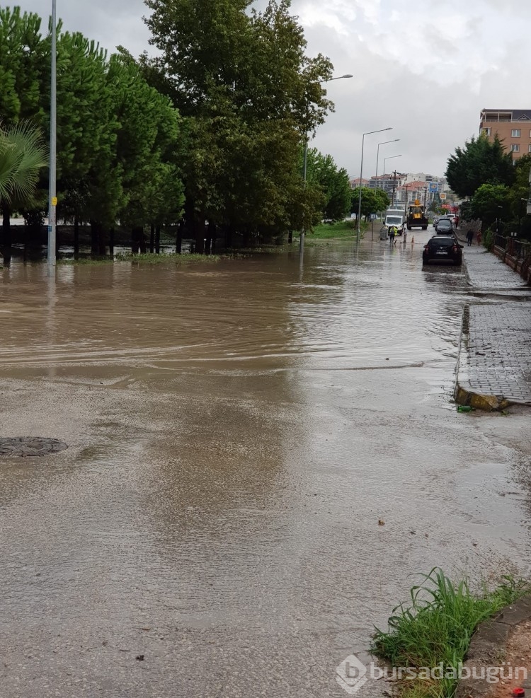 Sağanak yağış Bursa'yı etkisi altına aldı