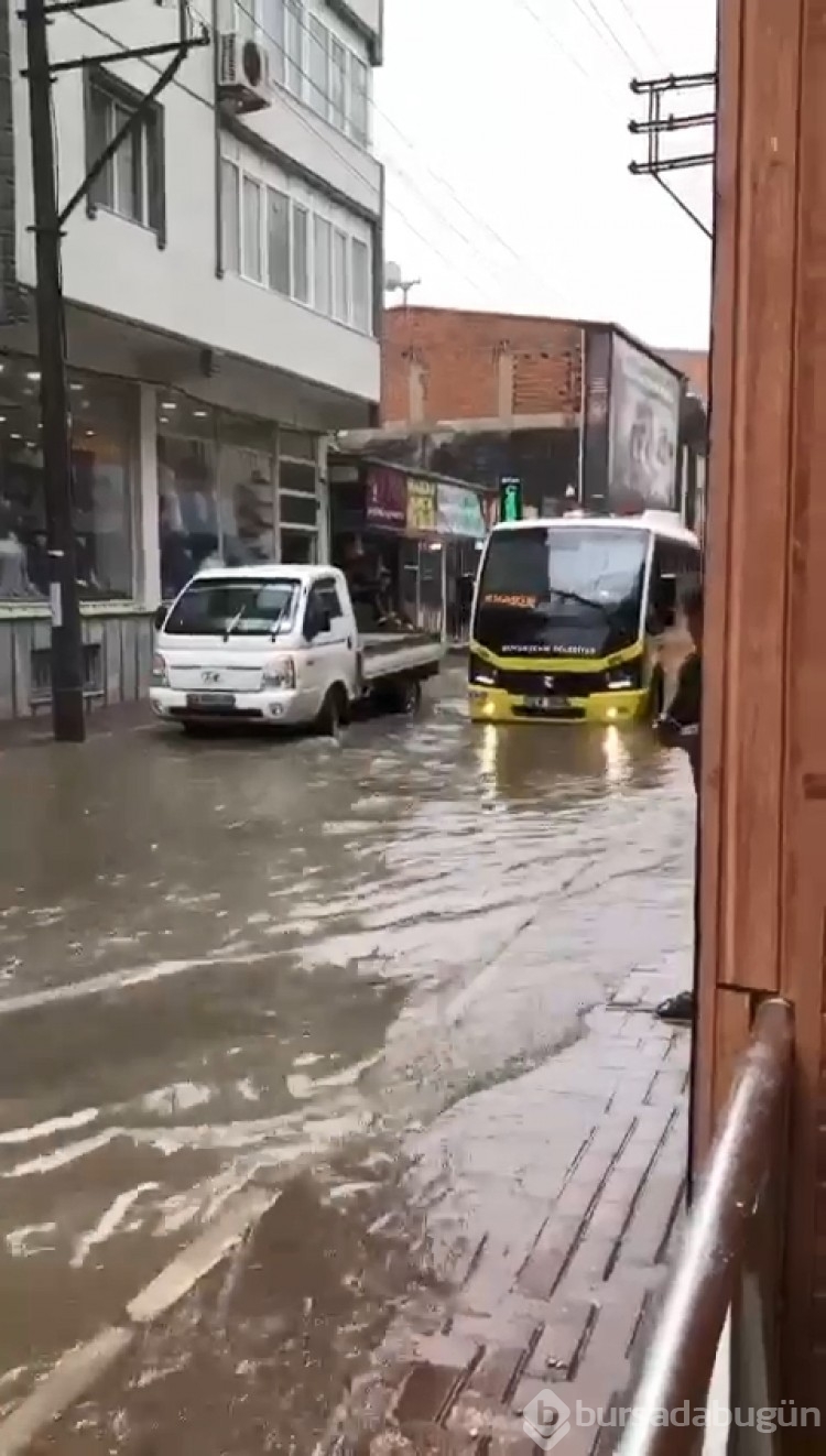 Sağanak yağış Bursa'yı etkisi altına aldı