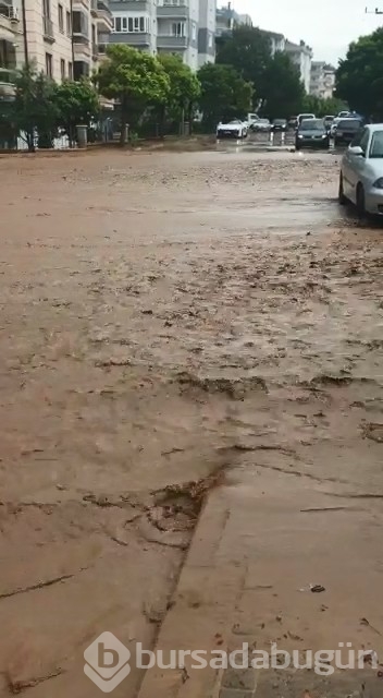 Sağanak yağış Bursa'yı etkisi altına aldı