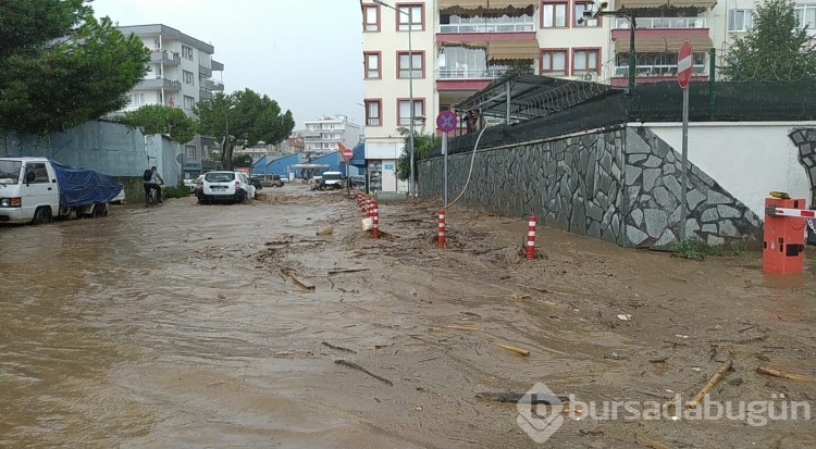 Sağanak yağış Bursa'yı etkisi altına aldı