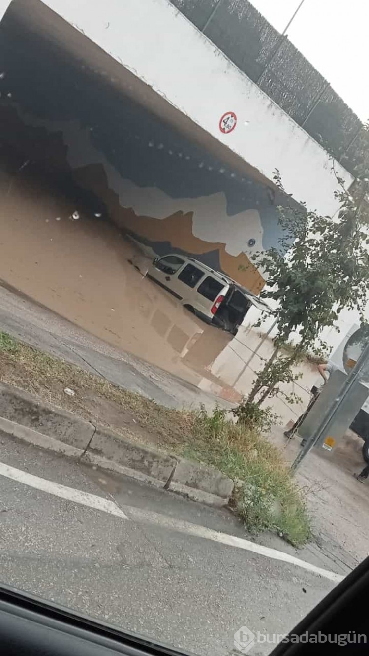 Sağanak yağış Bursa'yı etkisi altına aldı