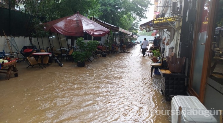 Sağanak yağış Bursa'yı etkisi altına aldı