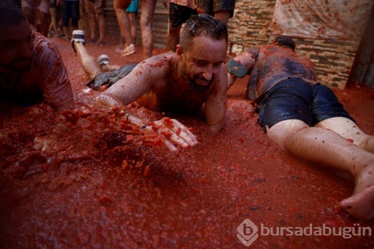 İspanya'da La Tomatina festivalinde 130 ton domates havalarda uçuştu
