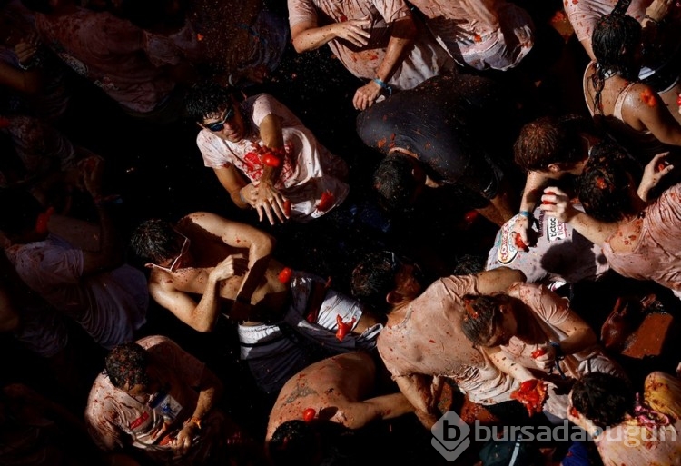 İspanya'da La Tomatina festivalinde 130 ton domates havalarda uçuştu
