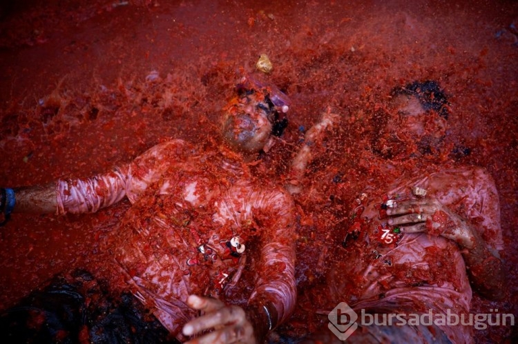 İspanya'da La Tomatina festivalinde 130 ton domates havalarda uçuştu
