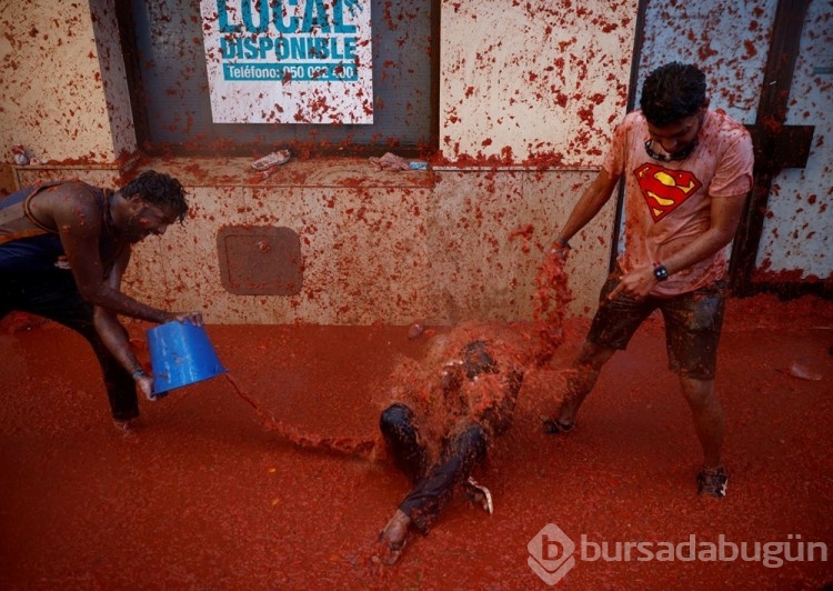 İspanya'da La Tomatina festivalinde 130 ton domates havalarda uçuştu
