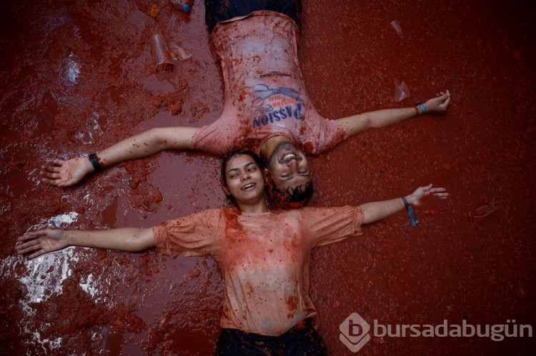 İspanya'da La Tomatina festivalinde 130 ton domates havalarda uçuştu
