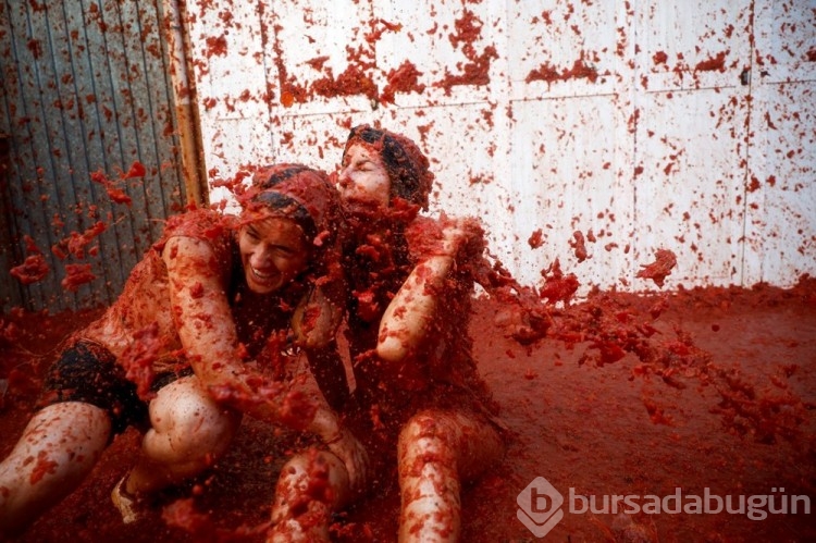 İspanya'da La Tomatina festivalinde 130 ton domates havalarda uçuştu
