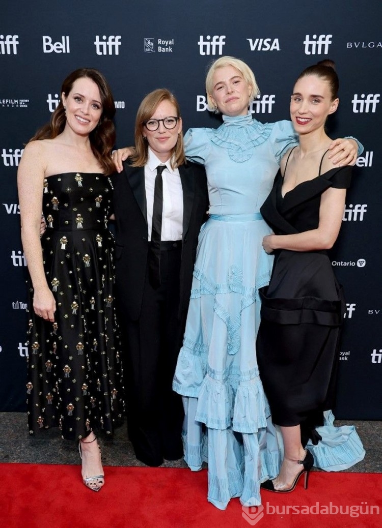 Claire Foy ve Jessie Buckley kırmızı halıda gülme krizine girdi