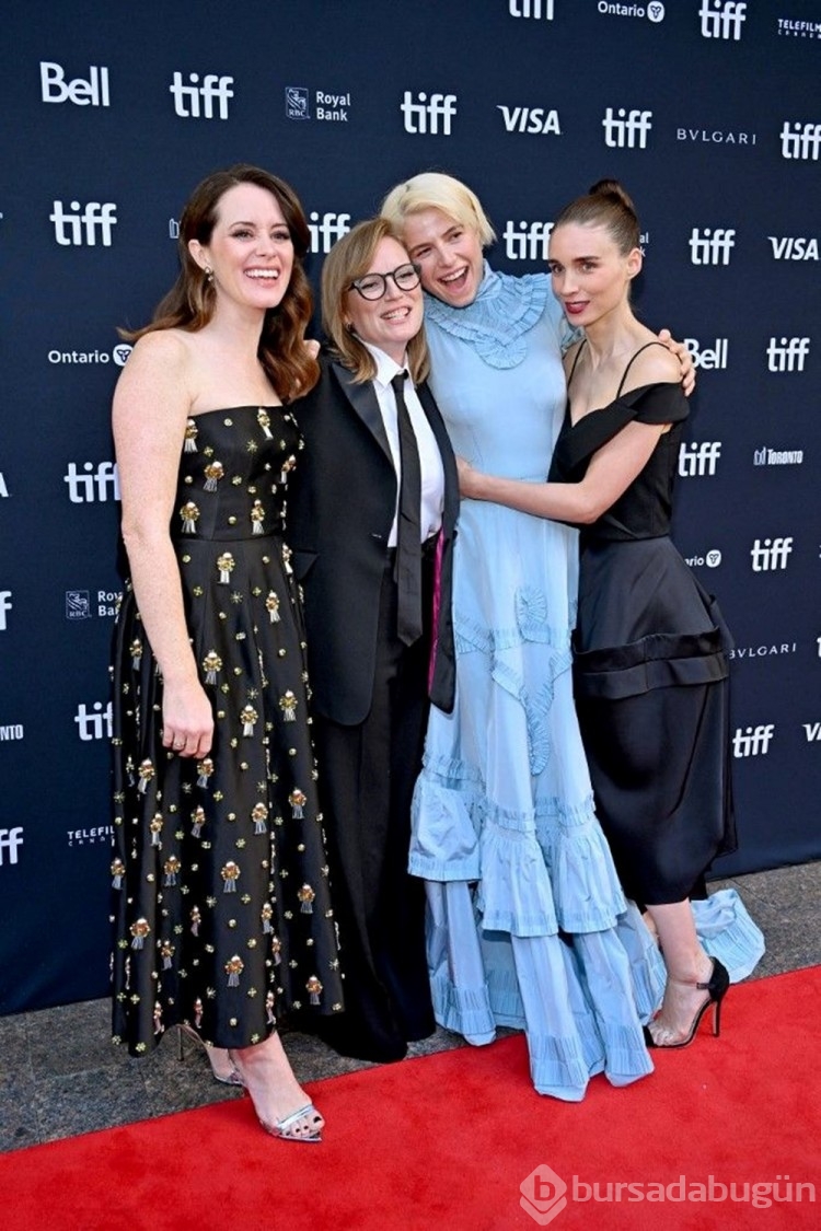 Claire Foy ve Jessie Buckley kırmızı halıda gülme krizine girdi