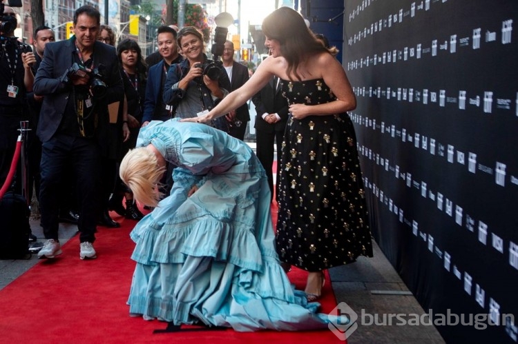 Claire Foy ve Jessie Buckley kırmızı halıda gülme krizine girdi