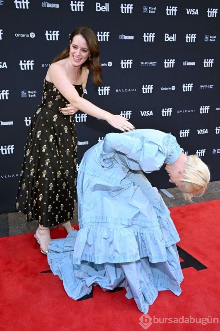 Claire Foy ve Jessie Buckley kırmızı halıda gülme krizine girdi