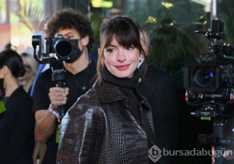 Anne Hathaway Şeytan Marka Giyer karakterini taklit etti
