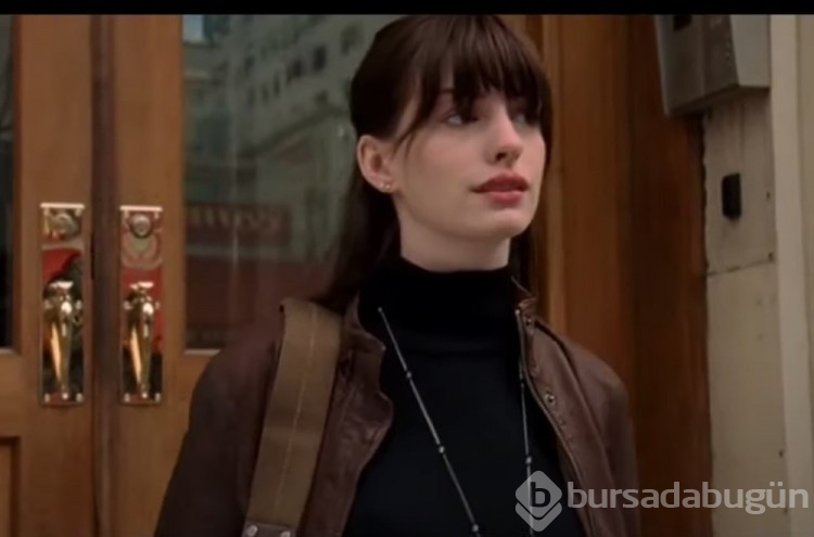 Anne Hathaway Şeytan Marka Giyer karakterini taklit etti
