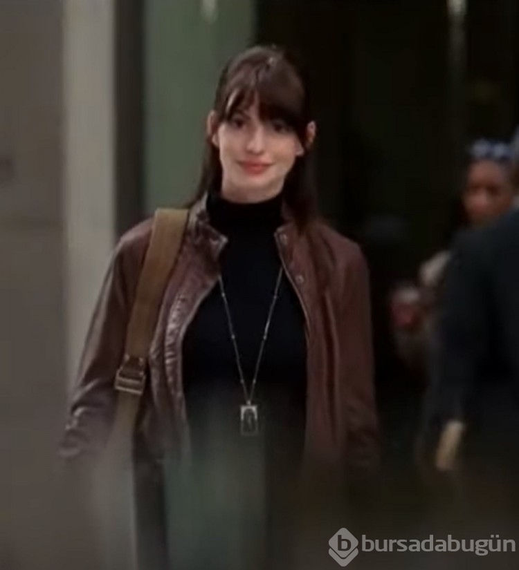 Anne Hathaway Şeytan Marka Giyer karakterini taklit etti
