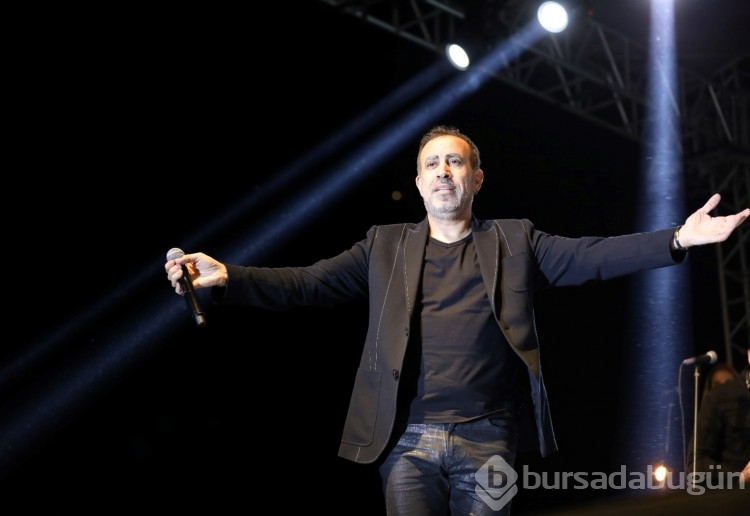 Haluk Levent, konserde  seyircilerin arasına daldı