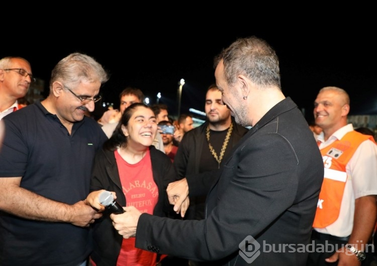 Haluk Levent, konserde  seyircilerin arasına daldı