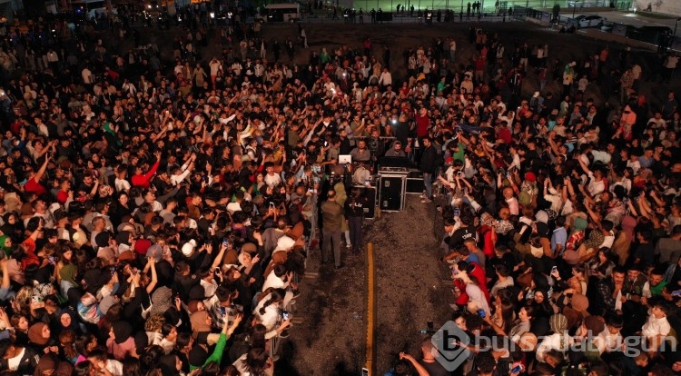 Haluk Levent, konserde  seyircilerin arasına daldı