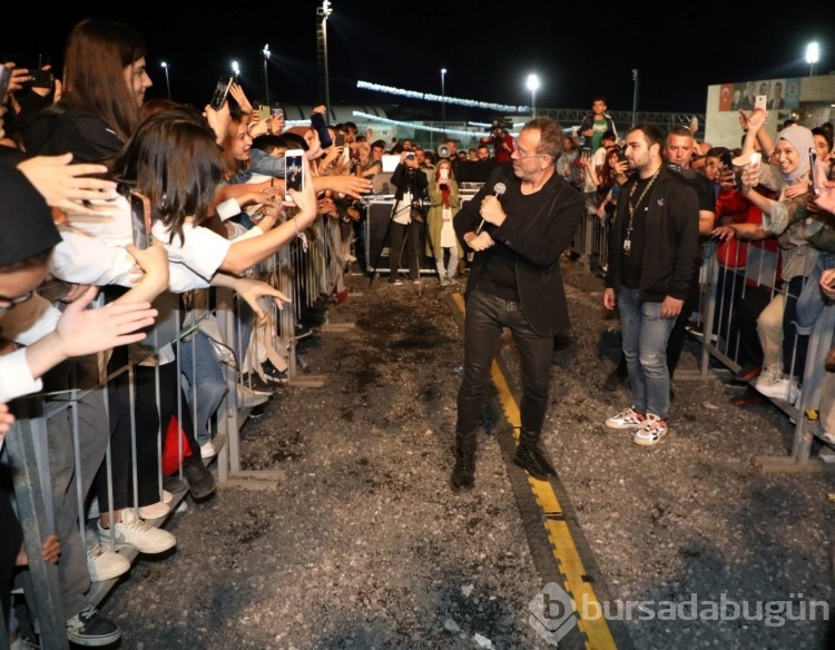 Haluk Levent, konserde  seyircilerin arasına daldı