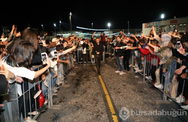 Haluk Levent, konserde  seyircilerin arasına daldı