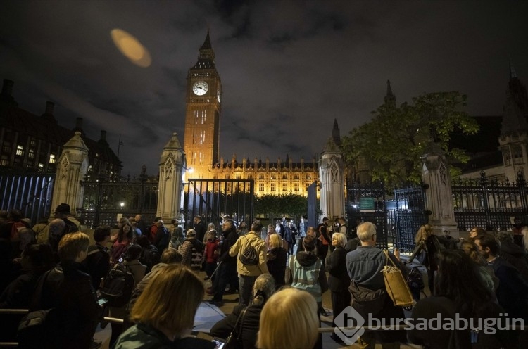 Londra'da Kraliçe'nin naaşını ziyaretler devam ediyor